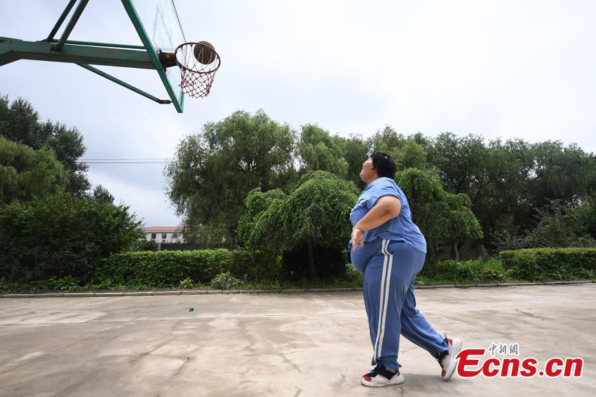 Guo Dengyan, a former judo athlete, receives treatment at a weight management center in Changchun City, Northeast China’s Jilin Province. Guo, from a sports family, played and studied basketball, table tennis, weightlifting and judo since she was six, but she also faced the challenge of controlling her weight. Now 28 years old and 200 kilograms, she said she also learned traditional Chinese culture to control her emotions and be optimistic in life. (Photo: China News Service/Zhang Yao)