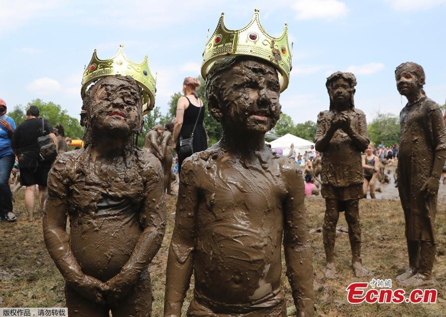 Molly Kofahl, 4, left, and Charles Daviskiba, 3, pose after being crowned Mud Day Queen and King during Mud Day at the Nankin Mills Park, July 10, 2018, in Westland, Mich. The event marked the 31st year Wayne County Parks has hosted the event. While much of the event was children and parents playing in the mud, park officials organized various races and a limbo line. (Photo/Agencies)