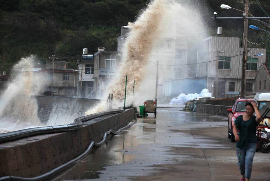 <?php echo strip_tags(addslashes(Huge waves and strong winds are unleashed in Wenling city, Zhejiang Province on Wednesday as Typhoon Maria made landfall in neighbouring Fujian Province. （Photo/Xinhua）

<P>Maria, the eighth typhoon this year, made landfall at around 9:10 a.m. Wednesday in Lianjiang County, East China's Fujian Province, bringing gales of up to 42 meters per second at its eye, according to local meteorological authorities.)) ?>