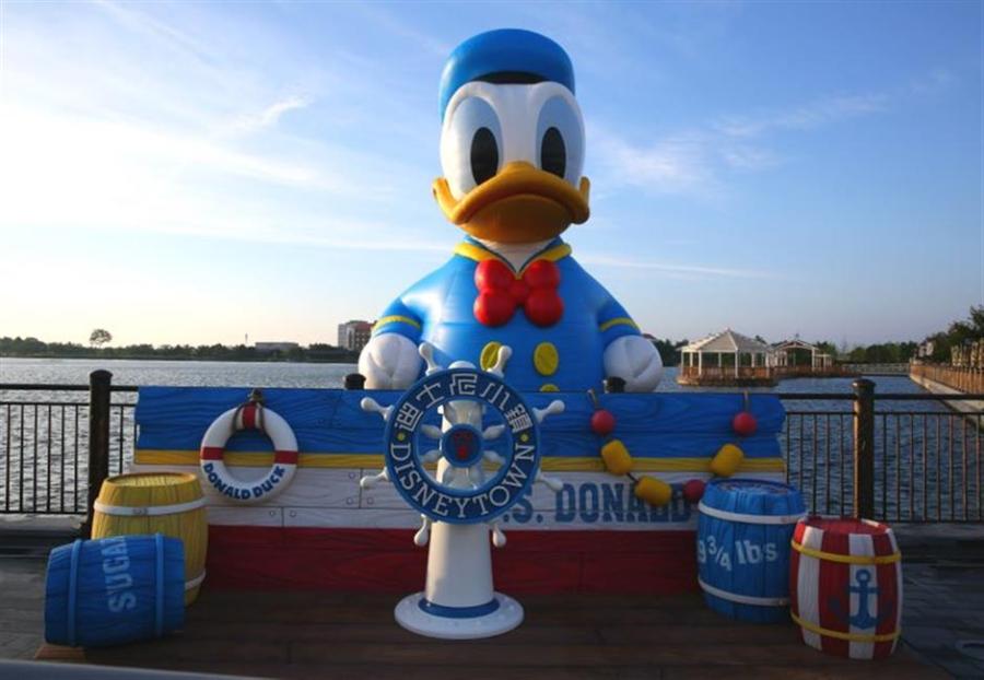 The 11-meter-tall rubber Donald Duck floats in the Wishing Star Lake in Shanghai\'s Disney Resort on June 10, 2018. (Photo/Shine.cn)