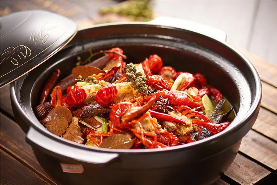 Braised crayfish by Lubolang Restaurant.  (Photo provided to chinadaily.com.cn)