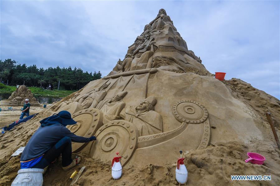A sand sculptor prepares a piece of work for the upcoming 2018 Zhoushan International Sand Sculpture Festival in Zhoushan, east China\'s Zhejiang Province, July 12, 2018. The works of over 30 sand sculptors worldwide will be officially made available to public visitors on July 21. (Xinhua/Xu Yu)