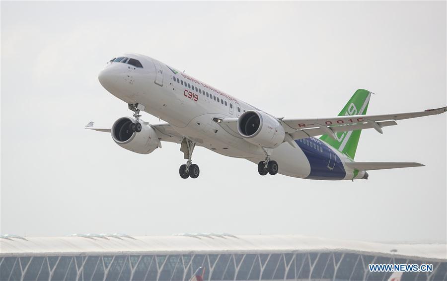The No.102 C919 plane takes off at Pudong Airport in Shanghai, east China, July 12, 2018. After its first long-distance flight from the final assembly line in Shanghai, the plane landed at Dongying Shengli Airport in east China\'s Shandong Province. China\'s C919 large passenger plane project has entered into a new major phase with intensive flight tests in multiple sites around the country. (Xinhua/Ding Ting)