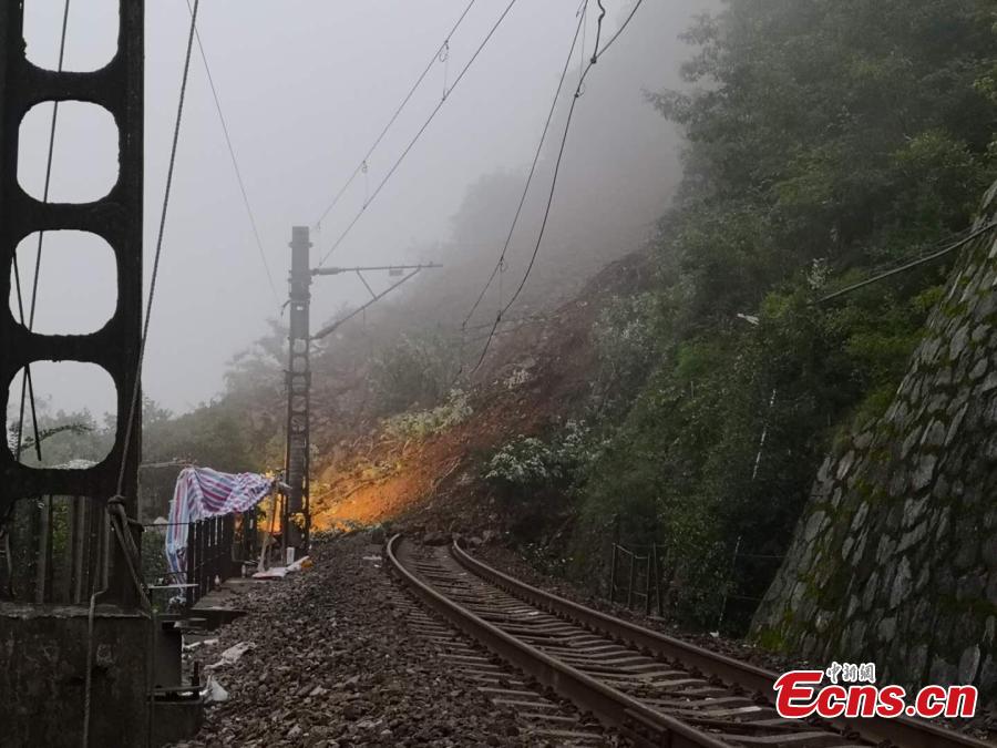 Rescuers work to clean up a landslide that cut off the Baoji-Chengdu railway line in Lueyang County, Northwest China’s Gansu Province, July 13, 2018 after continuous heavy rain. Local railway authorities have mobilized thousands of people to resume train operations. (Photo provided to China News Service)