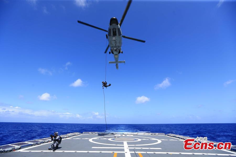 Chinese soldiers train on the Binzhou frigate, the commanding ship of China\'s 29th naval escort fleet for anti-piracy missions in the Gulf of Aden and Somali waters. The training included shooting practice and abseiling from a helicopter. (Photo: China News Service/Jin Hang)