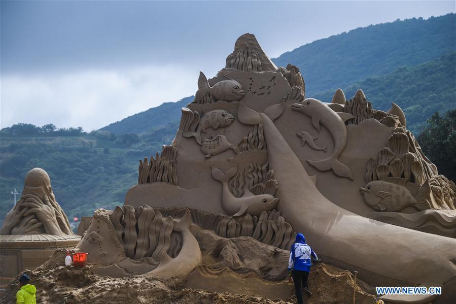 Sand sculptors prepare a piece of work for the upcoming 2018 Zhoushan International Sand Sculpture Festival in Zhoushan, east China\'s Zhejiang Province, July 12, 2018. The works of over 30 sand sculptors worldwide will be officially made available to public visitors on July 21. (Xinhua/Xu Yu)