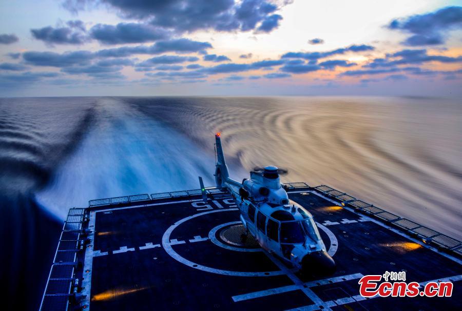Chinese soldiers train on the Binzhou frigate, the commanding ship of China\'s 29th naval escort fleet for anti-piracy missions in the Gulf of Aden and Somali waters. The training included shooting practice and abseiling from a helicopter. (Photo: China News Service/Jin Hang)