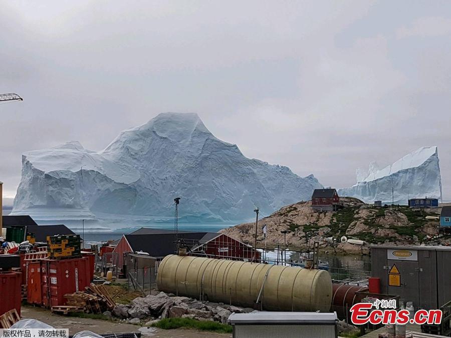 Photo taken on July 13, 2018 shows an iceberg floats near the Innaarsuit settlement, Greenland. (Photo/Agencies)