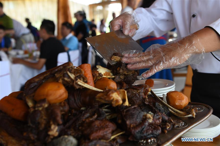 Photo taken on July 15, 2018 shows the Mongolian roast meat at a ceremony in Xilin Gol, north China\'s Inner Mongolia Autonomous Region. To better inherit and develop Mongolian food and promote tourism of Inner Mongolia, the Tourism Development Board of Inner Mongolia and Xilin Gol Meng jointly released a list of eight unique Mongolian dishes on Sunday. (Xinhua/Liu Lei)