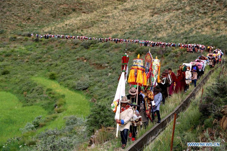 <?php echo strip_tags(addslashes(People of Tibetan ethnic group take part in a ceremony to pray for harvest during the annual Ongkor Festival in Qangkyim Village of Shannan City, southwest China's Tibet Autonomous Region, July 14, 2018. The Ongkor Festival, or Bumper Harvest Festival, which has a history of more than 1,500 years, is celebrated annually by local farmers praying for good harvests of crops. (Xinhua/Lhunzhub Cering))) ?>