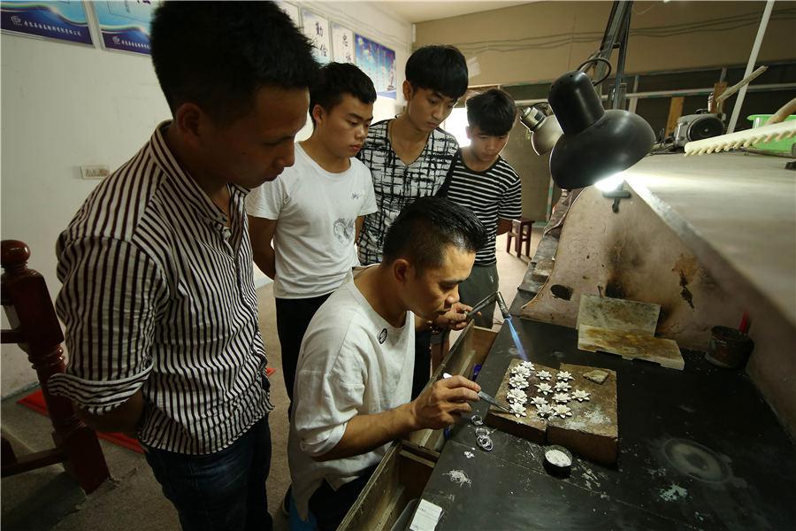 Wang\'s patented silverware welding technique, July 12, 2018. (Photo//Asianewsphoto)
