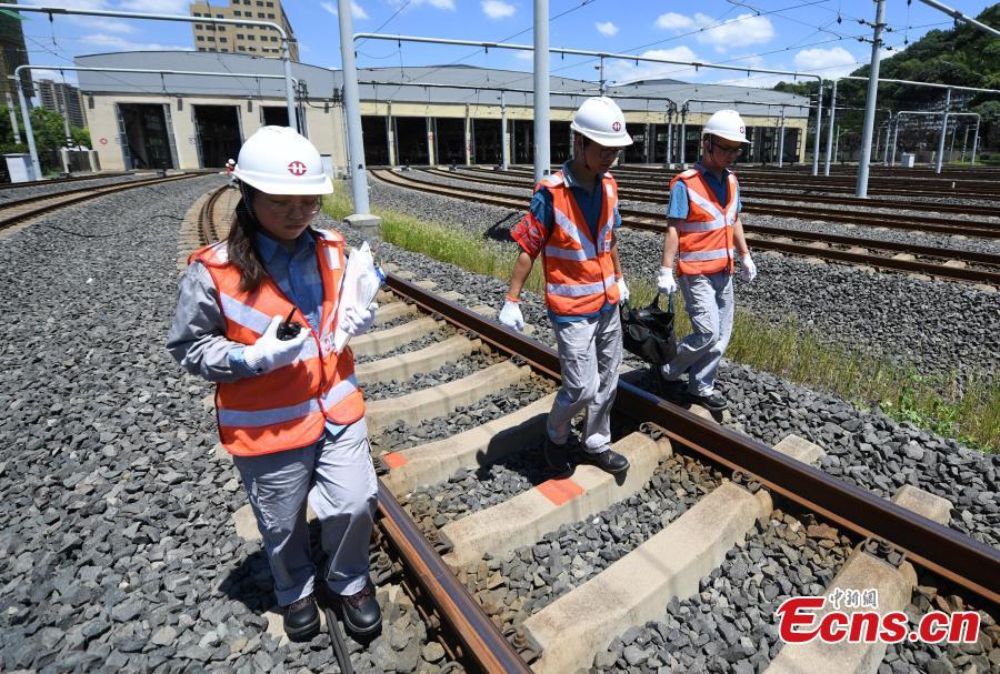 Technicians work on a railway track as temperatures reach a high of 36 degrees centigrade in Hangzhou City, East China’s Zhejiang Province, July 16, 2018. (Photo: China News Service/Wang Gang)