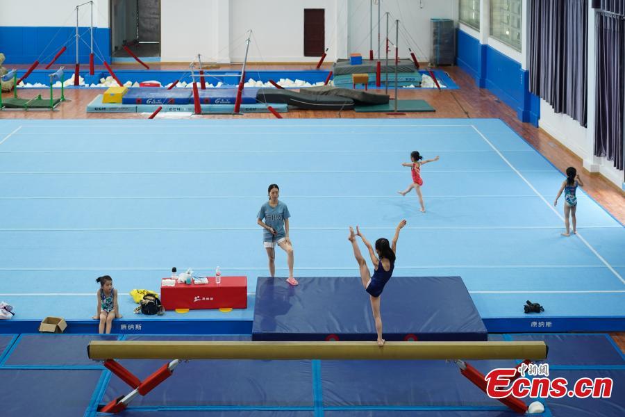 Students train at the Amateur Children\'s Gymnastics Training School in Rongjiang County, Southwest China’s Guizhou Province, July 16, 2018. There are 60 children taking part in gymnastics training at the school during their spare time. Since 1972, the county has sent 21 athletes to the provincial gymnastics and gymnastics trampoline teams, among whom six later became national team members. The county is home to Liu Rongbing, who won a gold medal for the men\'s team in the 2014 World Artistic Gymnastics Championships. (Photo: China News Service/He Junyi)