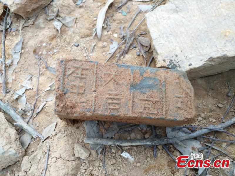 A tomb of the Han Dynasty (206 BC ? 220 AD) found in a village in Xunwu County, East China’s Jiangxi Province. Ceramic relics and textured bricks were found in the tomb that measured 180 centimeters in width and 370 centimeters in length. Preliminary investigations showed the tomb was robbed during the Ming and Qing dynasties. (Photo: China News Service/Huang Shaobin)