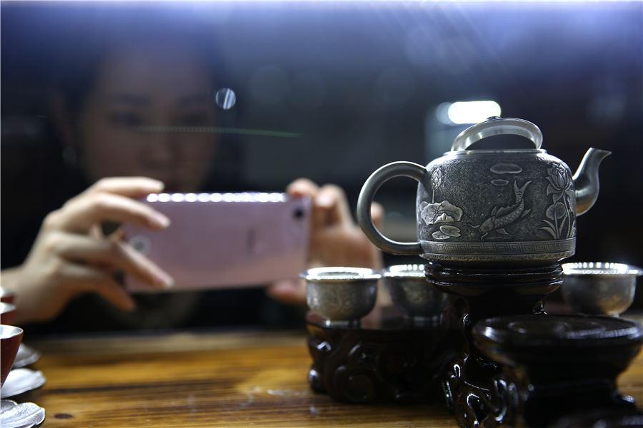 A set of silver tea wares displayed at Wang\'s shop, July 12, 2018. (Photo//Asianewsphoto)