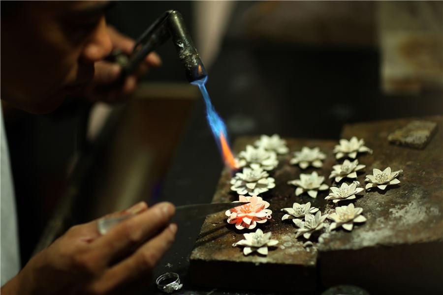 Wang\'s patented silverware welding technique, July 12, 2018. (Photo//Asianewsphoto)