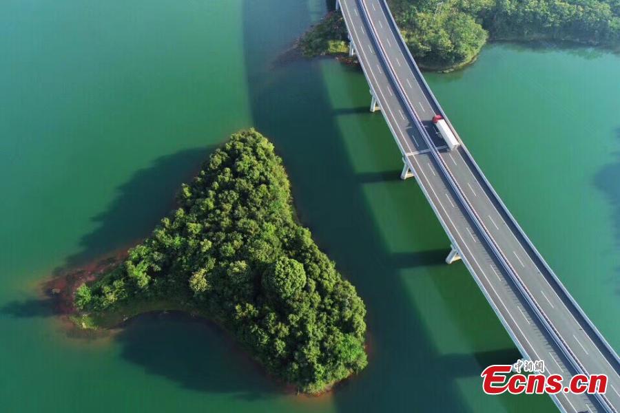 An aerial view of an expressway over a lake in Lushan Xihai, a scenic spot in East China’s Jiangxi Province, July 17, 2018. Lushan Xihai is known for the beautiful scenery and natural environment, including 1,667 islands and a water area of 308 square kilometers. (Photo: China News Service/Fu Jianbin)