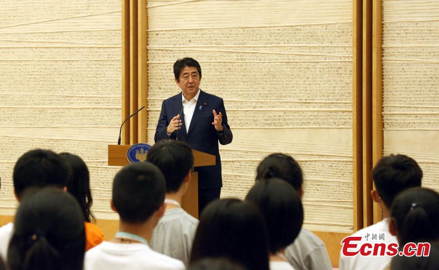 Japanese Prime Minister Shinzo Abe delivers a speech to about 200 Chinese and Japanese youths, members of an exchange delegation, in Tokyo, Japan, July 17, 2018. Abe said he hopes that young people in both countries will become the bridge deepening friendship between Japan and China. (Photo: China News Service/Lyu Shaowei)