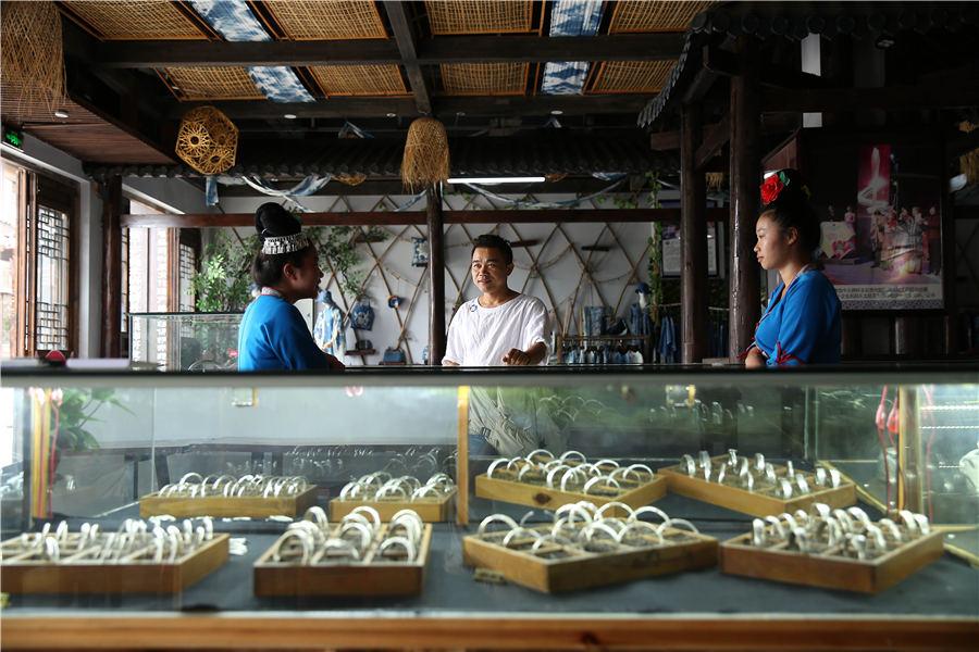 Wang trains the saleswomen at his store, July 12, 2018. (Photo//Asianewsphoto)