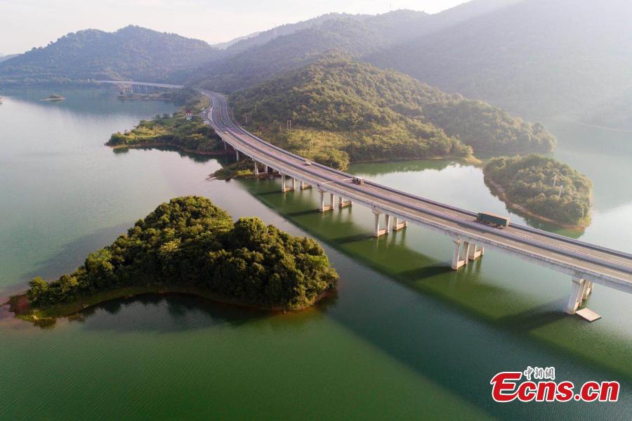 An aerial view of an expressway over a lake in Lushan Xihai, a scenic spot in East China’s Jiangxi Province, July 17, 2018. Lushan Xihai is known for the beautiful scenery and natural environment, including 1,667 islands and a water area of 308 square kilometers. (Photo: China News Service/Fu Jianbin)