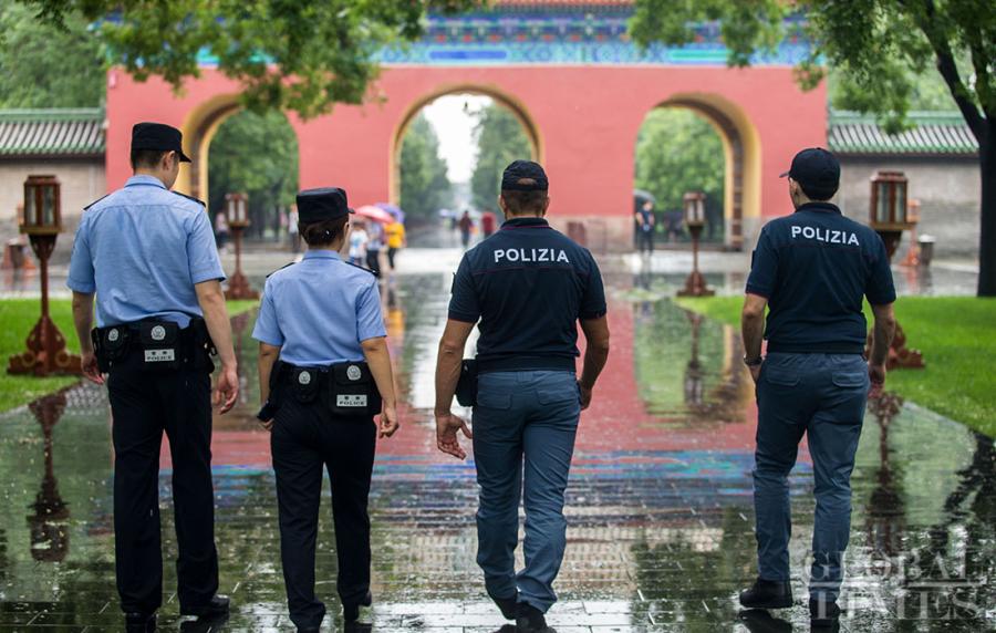 Italian police joined local officers in joint patrols of Beijing\'s Temple of Heaven on July 17. A total of eight Italian officers will join police in Beijing, Shanghai, Hangzhou and Xi\'an on patrols of tourist spots from July 16 to July 29. Italian officers were first invited to the joint patrol in Beijing and Shanghai in April last year. (Photos: Li Hao/GT)