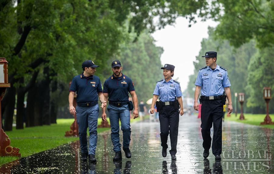 Italian police joined local officers in joint patrols of Beijing\'s Temple of Heaven on July 17. A total of eight Italian officers will join police in Beijing, Shanghai, Hangzhou and Xi\'an on patrols of tourist spots from July 16 to July 29. Italian officers were first invited to the joint patrol in Beijing and Shanghai in April last year. (Photos: Li Hao/GT)
