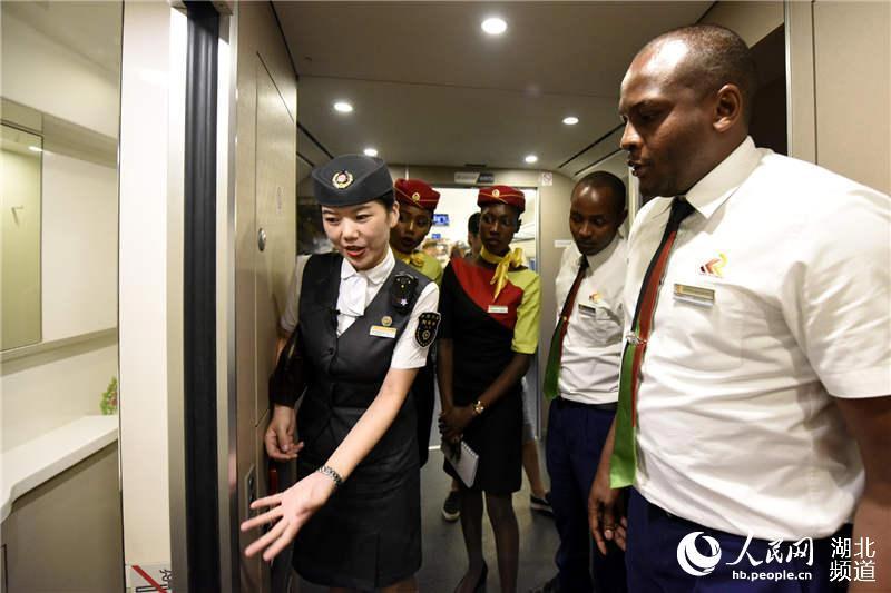 Introducing the facilities by the train conductor (Photo/hb.people.cn)