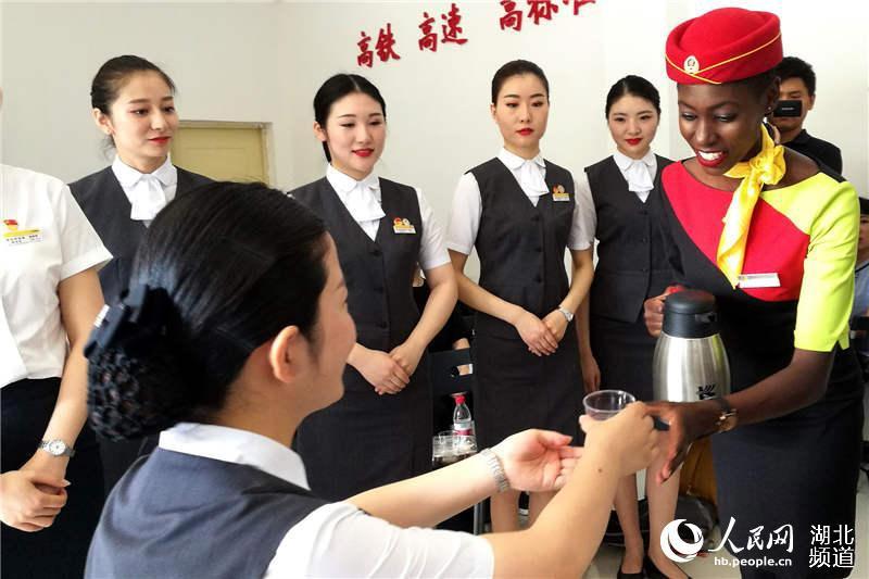 Practice of the service skills (Photo/hb.people.cn)