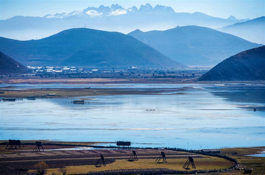 Photo taken on Nov. 19, 2016 shows lake and lawn on a high mountain in Shangri-la City of Deqen Tibetan Autonomous Prefecture, southwest China\'s Yunnan Province. (Xinhua/Hu Chao)