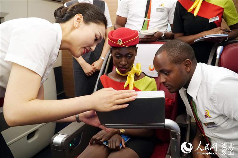Demonstrating equipment usage in the business class (Photo/hb.people.cn)