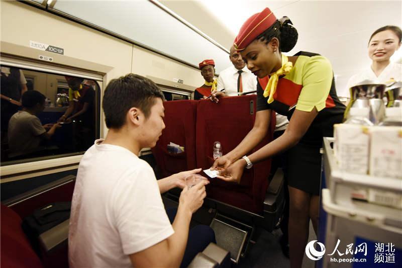Checking train tickets (Photo/hb.people.cn)