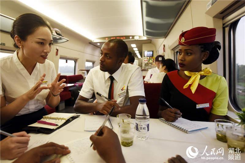 Work communications  (Photo/hb.people.cn)