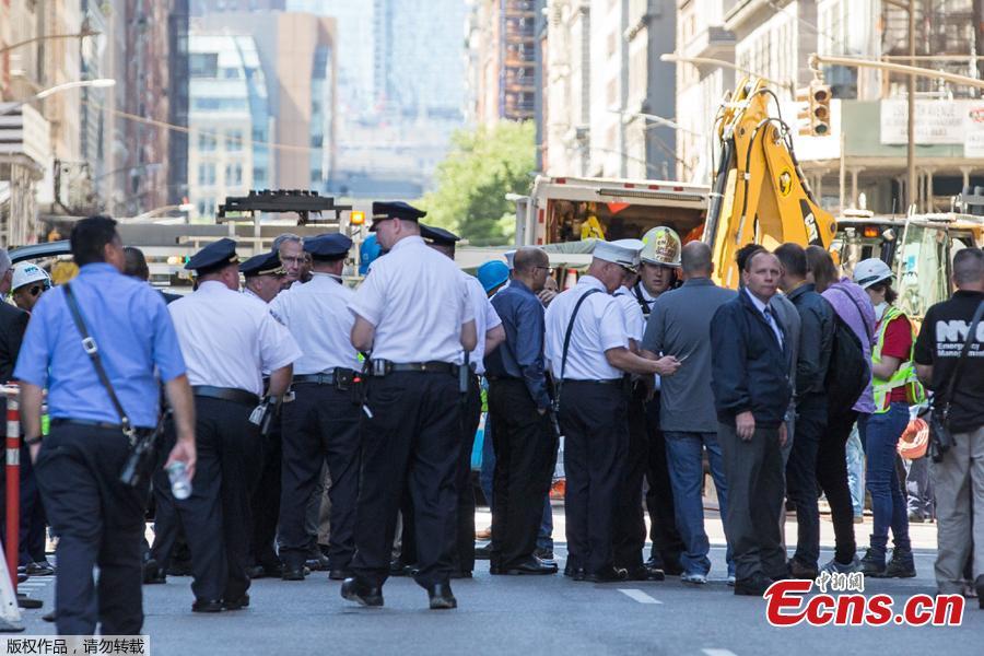 Rescuers work at the site after a steam pipe exploded in Manhattan\'s Flatiron District, New York City, U.S., July 19, 2018. Five minor injuries have been reported, according to the New York City Fire Department. The incident prompted the evacuation of 28 buildings and warnings of possible asbestos risk. (Photo: China News Service/Liao Pan)