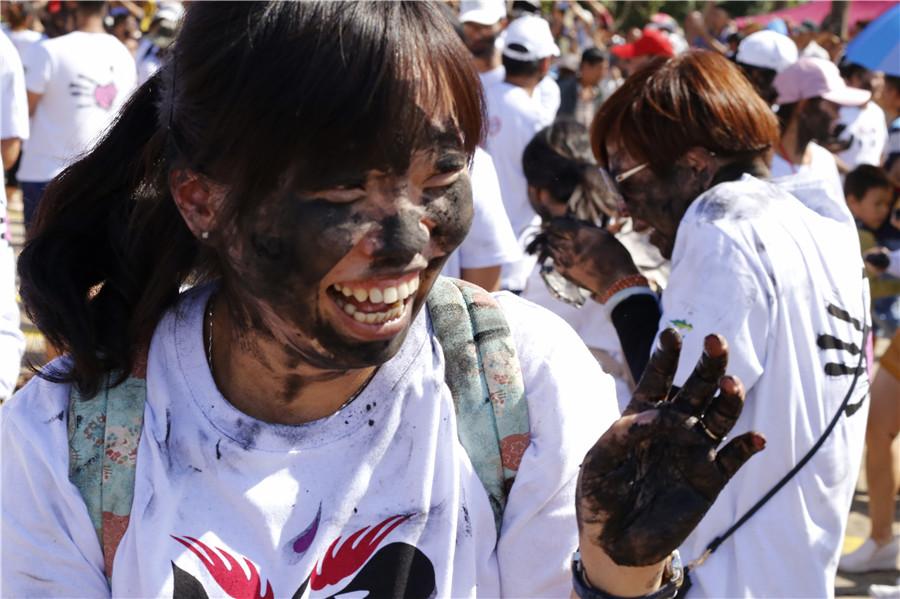 People celebrate black face festival in Qiubei county, Yunnan Province. (Photo/chinadaily.com.cn)