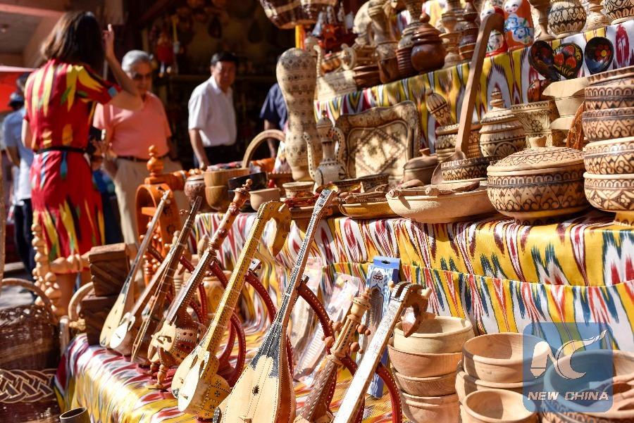 Local handicrafts on display in downtown Kashgar. (Photo: Xinhua/Zhao Ge)