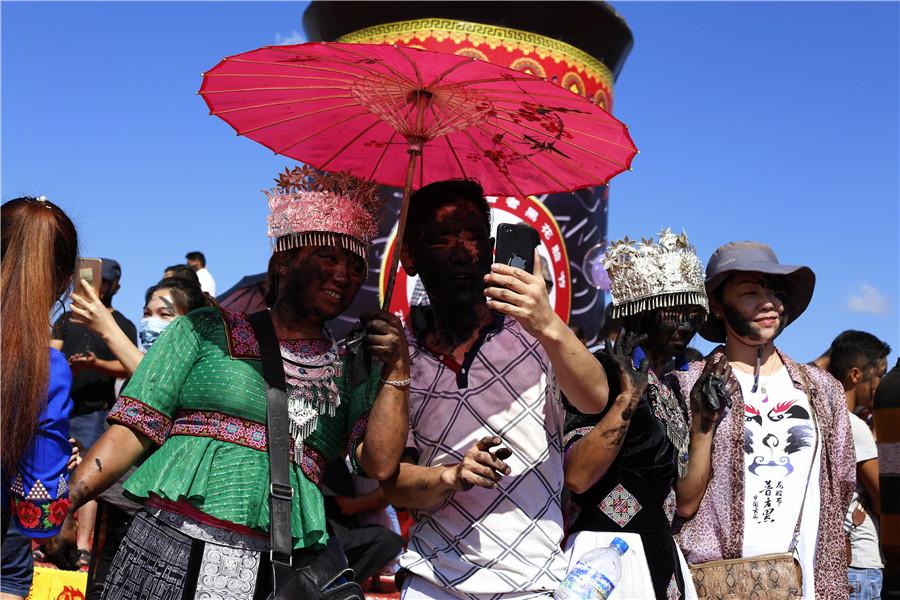 People celebrate black face festival in Qiubei county, Yunnan Province. (Photo/chinadaily.com.cn)