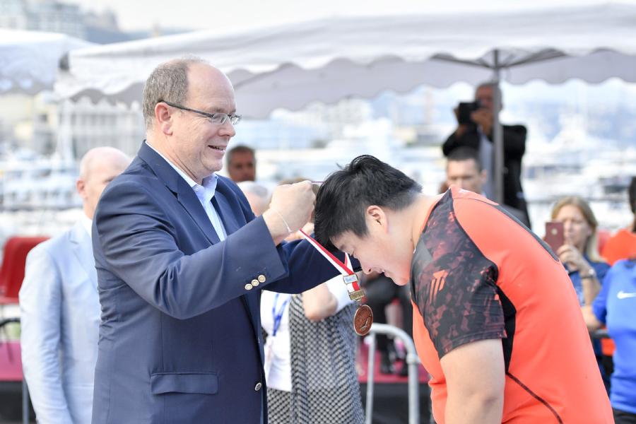 Prince Albert II of Monaco gives the medal to Gong Lijiao at the IAAF Diamond League Monaco meeting on July 19, 2018. (Photo/Xinhua)