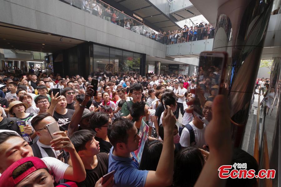 Fans wait to greet Portuguese professional footballer Cristiano Ronaldo during a commercial activity in Beijing, July 19, 2018. (Photo: China News Service/Jia Tianyong)