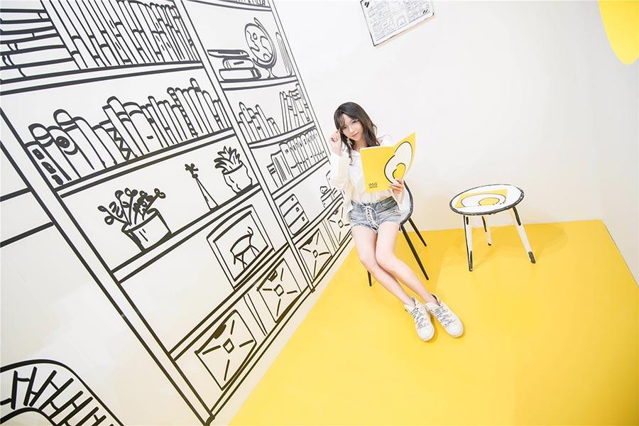 <?php echo strip_tags(addslashes(The living room. (Photo provided to chinadaily.com.cn)

<p>The Egg House, an egg-themed pop-up exhibition created by a group of Chinese students in New York, will begin its Chinese journey at Shanghai Jing'an Joy City on July 22.</p>
<p>The exhibition, which tells of the adventures of an egg named Ellis, features various installations that create an immersive and colorful space that celebrates the humble food.</p>
<p>In addition to popular areas as seen in the New York version such as the egg box and caviar pool, the Shanghai event will feature new zones like an upside-down bedroom and an eggplant swing. There will also be food stands at the venue.</p>
<p>The exhibition will run in Shanghai till Oct 18.</p>)) ?>