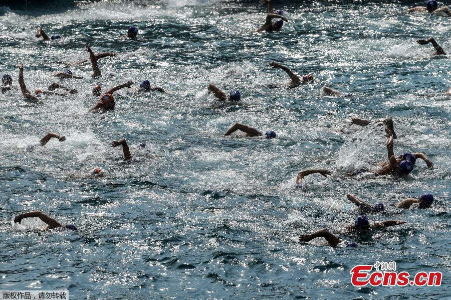 Athletes swim from Asia to Europe in the Bosphorus strait during the Bosporus Cross-Continental Swimming Race in Istanbul, July 22, 2018. Over 2,000 open-water competitors plunged into the water from a ferry docked on the city\'s Asian side and swam for about 6.5km in the cross-continental event. (Photo/Agencies)