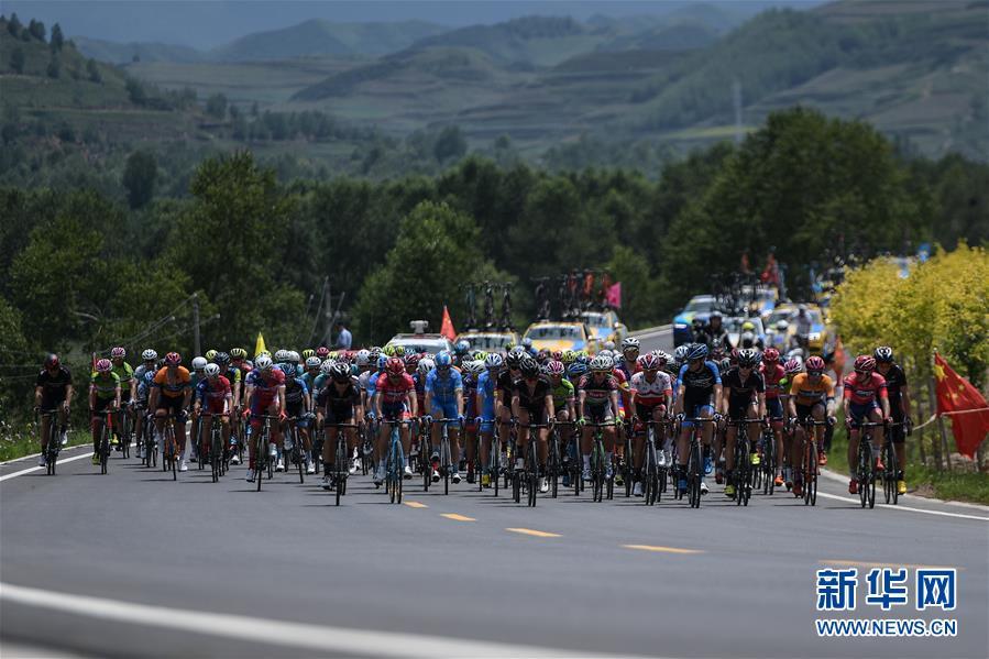 Competitors ride en masse during the Tour of Qinghai Lake in Xining, Northwest China\'s Qinghai Province, July 22, 2018. (Photo/Xinhua)