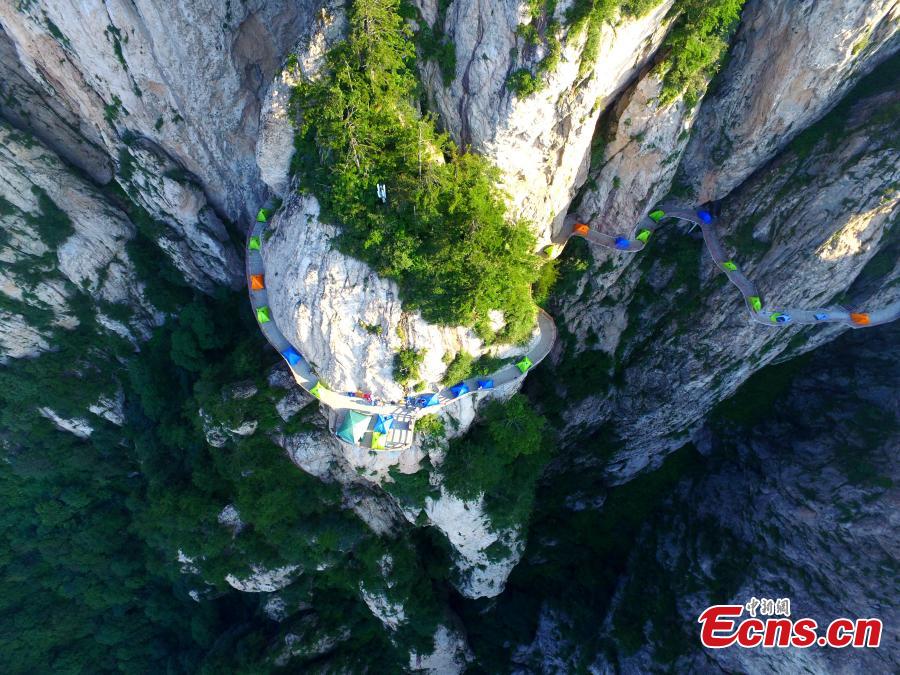 A view of tents perched on a cliff road on Laojun Mountain in Luoyang City, Central China’s Henan Province, July 21, 2018. Tourists flocked to the tourist attraction during a camping festival, staying overnight in tents on the cliff road, 2,000 meters above sea level. The mountain is known for its cultural heritage relating to Taoism. (Photo: China News Service/Wang Zhongju)