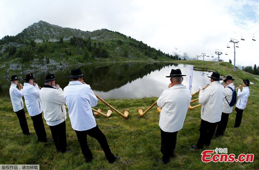 <?php echo strip_tags(addslashes(Alphorn blowers perform an ensemble piece on the last day of the Alphorn International Festival on the alp of Tracouet in Nendaz, southern Switzerland, July 22, 2018. The soft sounds of hundreds of wooden Swiss alpine horns filled the valley below Switzerland’s Mount Tracouet on Sunday, as the world’s largest festival of its kind concluded after three days. (Photo/Agencies))) ?>