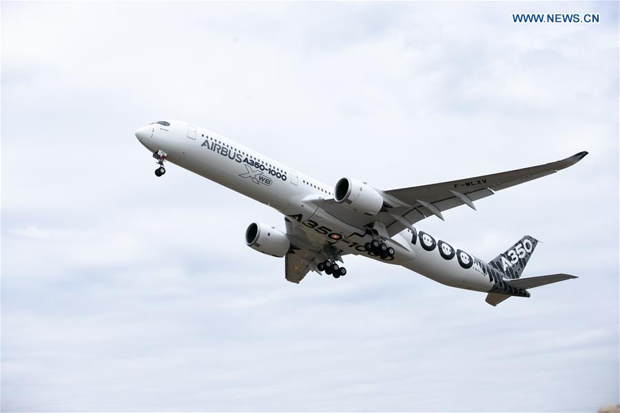 An Airbus A350-1000 XWB passenger aircraft performs in a flying display at the Farnborough International Airshow, south west of London, Britain on July 22, 2018. (Xinhua/Han Yan)