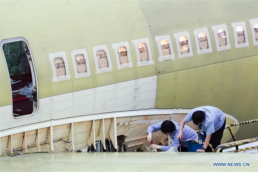 Staff members work on the assembly line of C919 plane in east China\'s Shanghai, July 5, 2018. This year marks the 40th anniversary of China\'s reform and opening-up policy. (Xinhua/Shen Bohan)