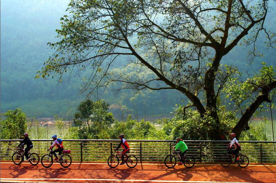 Chishui Valley tourism highway located in Southwest China\'s Guizhou Province is the first tourism highway in China. Here at the beautiful highway, visitors can drive along the Chishui river and watch the rugged red landscape of Mount Danxia. (Photo/chinadaily.com.cn)