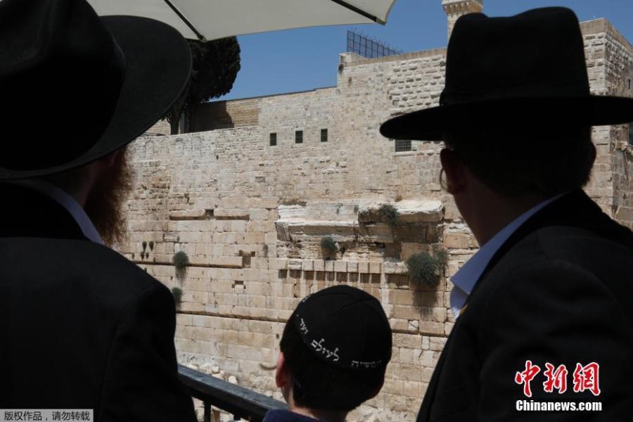 A stone that fell off the Western Wall in Jerusalem can be seen near the wall in Jerusalem\'s Old City, July 23, 2018. An elderly worshipper had a close call on Monday when a 100-kg stone suddenly fell from Jerusalem\'s Western Wall and crashed at her feet. (Photo/Agencies)