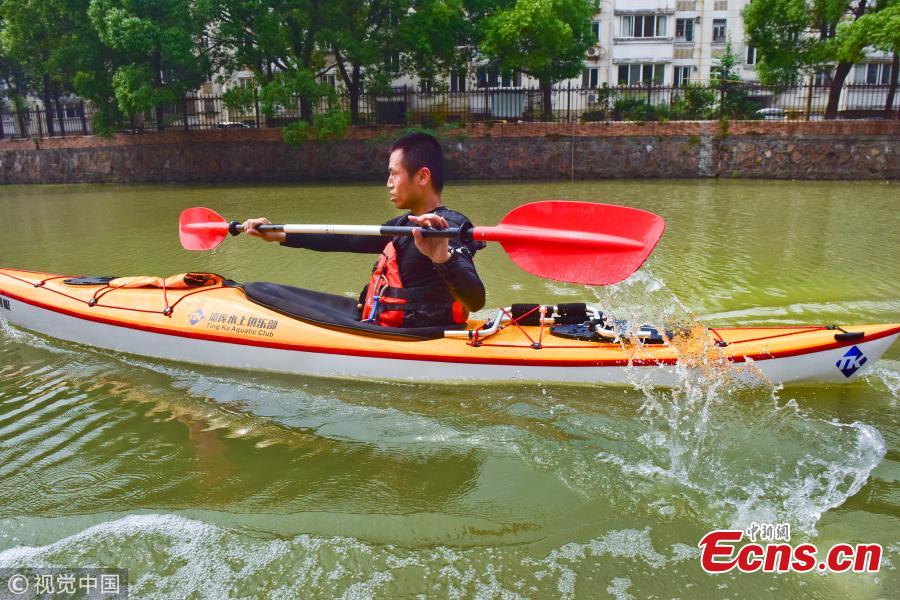 Sports teacher Sun Hua, 34, kayaks to and from a middle school in Jiaxing City, East China’s Zhejiang Province. It usually takes him 25 minutes to complete his three-kilometer journey by water. (Photo/VCG)