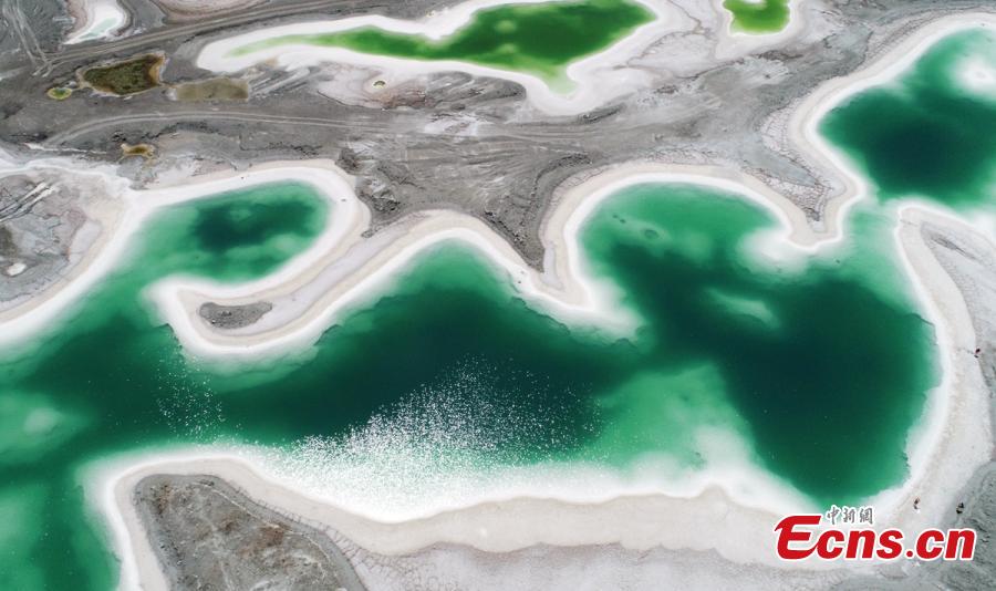 <?php echo strip_tags(addslashes(Da Qaidam salt lake in Haixi Mongol and Tibetan Autonomous Prefecture, Qinghai Province, July 25, 2018. The salt lake covering six square kilometers was formed by many years of mining, leaving a high concentration of salt called brine. It was named Emerald Lake because of its different and beautiful colors against the blue sky and snow-covered mountains. (Photo: China News Service/Liu Zhongjun))) ?>