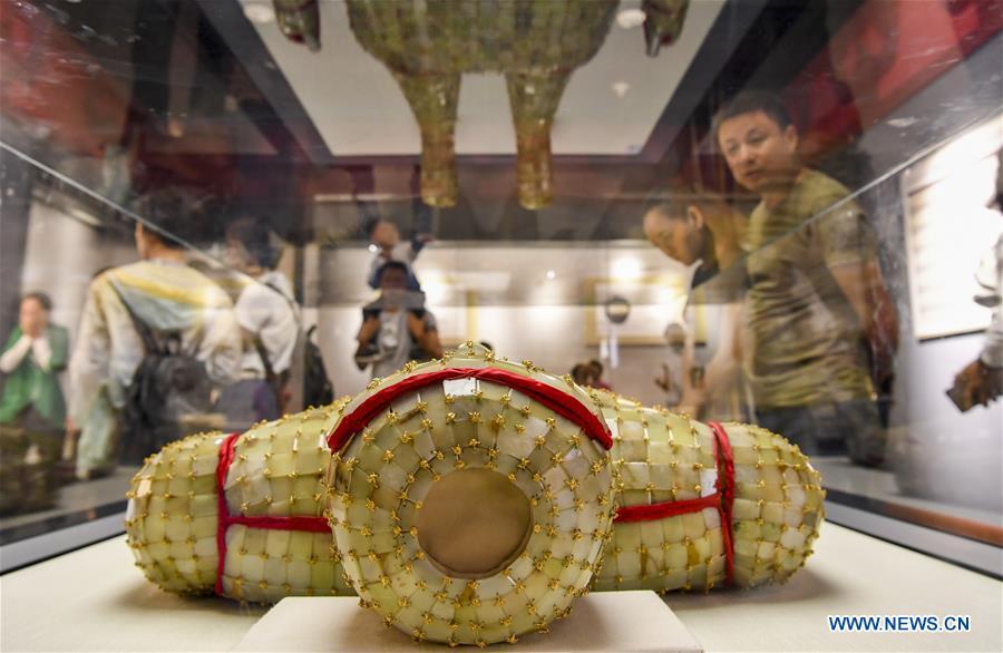 <?php echo strip_tags(addslashes(Visitors view a jade clothes sewn with gold wire dating back to the Western Han Dynasty at an exhibition in the Xinjiang Museum in Urumqi, capital of northwest China's Xinjiang Uygur Autonomous Region, July 25, 2018. Co-hosted by the Xinjiang Museum and the Xuzhou Museum, the exhibition kicked off on Wednesday. (Xinhua/Hu Huhu))) ?>